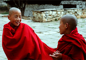 Spelende monniken (Paro Rinpung Dzong)